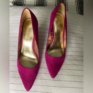 Fuchsia pink pump, size 8